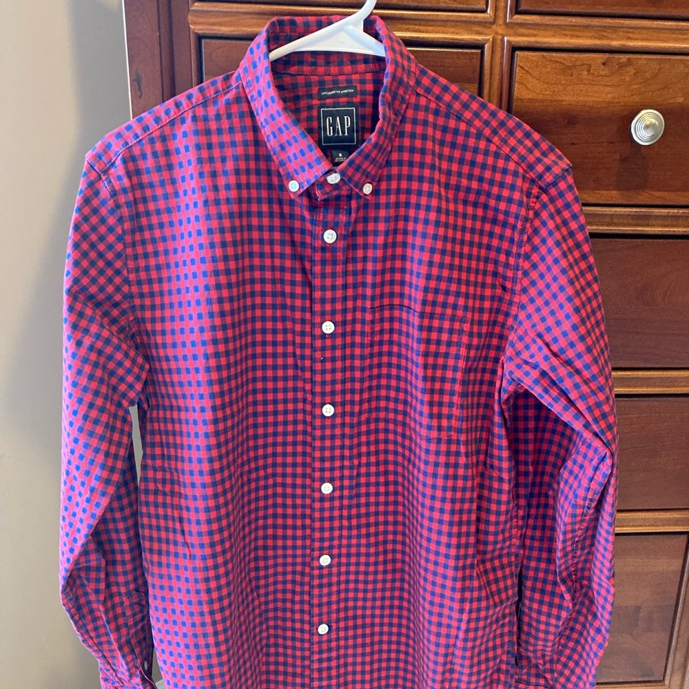 Gap men’s button down shirt, size small, navy blue and red checks, long sleeve
